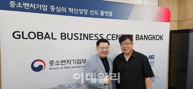 이철호(왼쪽) 라라스테이션 대표와 박지웅 라라스테이션 미래전략실 전무가 태국 방콕 GBC에서 기념촬영을 하고 있다.(사진=김영환 기자)