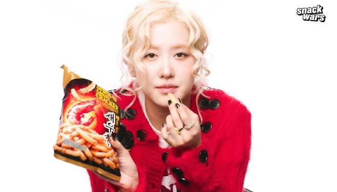 매운새우깡을 좋아하는 과자로 소개한 로제 (사진=유튜브 캡처)