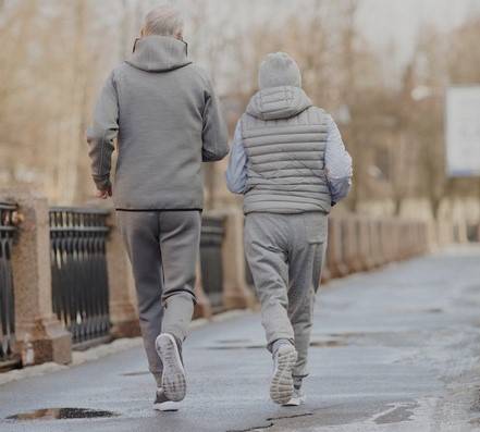 부부가 은퇴하면 둘이 있는 시간이 많아진다. 사소한 갈등이 커져 노년에 이혼 얘기까지 나올 수 있다. 운동 등 취미생활을 같이 하는 것도 도움이 된다. [사진=게티이미지뱅크]