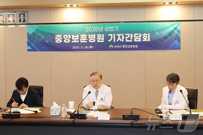 신호철 중앙보훈병원장(가운데)이 서울특별시 강동구 중앙보훈병원에서 열린 기자간담회에서 발언하고 있다./중앙보훈병원 제공