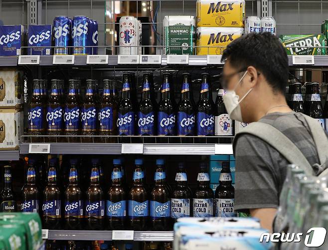 서울의 한 대형마트에서 시민들이 맥주를 살펴보고 있다. (자료사진) 2022.5.9/뉴스1 ⓒ News1 신웅수 기자