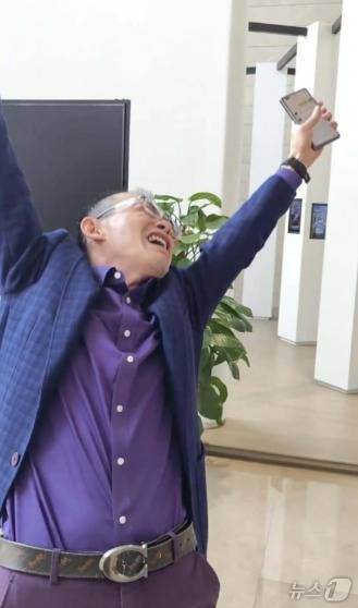 기뻐하는 아버지 셰웨씨 - SCMP 갈무리