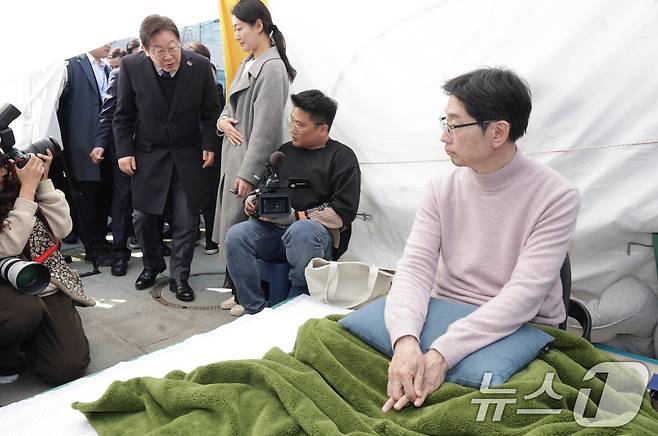 이재명 더불어민주당 대표가 21일 윤석열 대통령의 파면을 촉구하며 13일째 단식 중인 김경수 전 경남도지사의 농성장을 찾아 대화하고 있다. (공동취재) 2025.3.21/뉴스1 ⓒ News1 임세영 기자