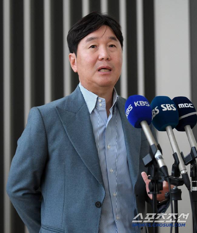 류지현 야구 국가대표 감독이 2026 월드베이스볼클래식(WBC) 전력 분석을 위해 20일 인천국제공항을 통해 대만으로 출국했다. 류지현 감독이 출국 전 인터뷰를 하고 있다. 인천공항=박재만 기자 pjm@sportschosun.com/2025.02.20/