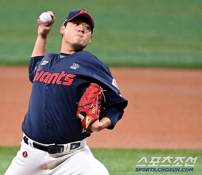 18일 고척스카이돔에서 열린 롯데와 키움의 시범경기, 롯데 선발투수 나균안이 역투하고 있다. 고척=허상욱 기자wook@sportschosun.com/2025.03.18/