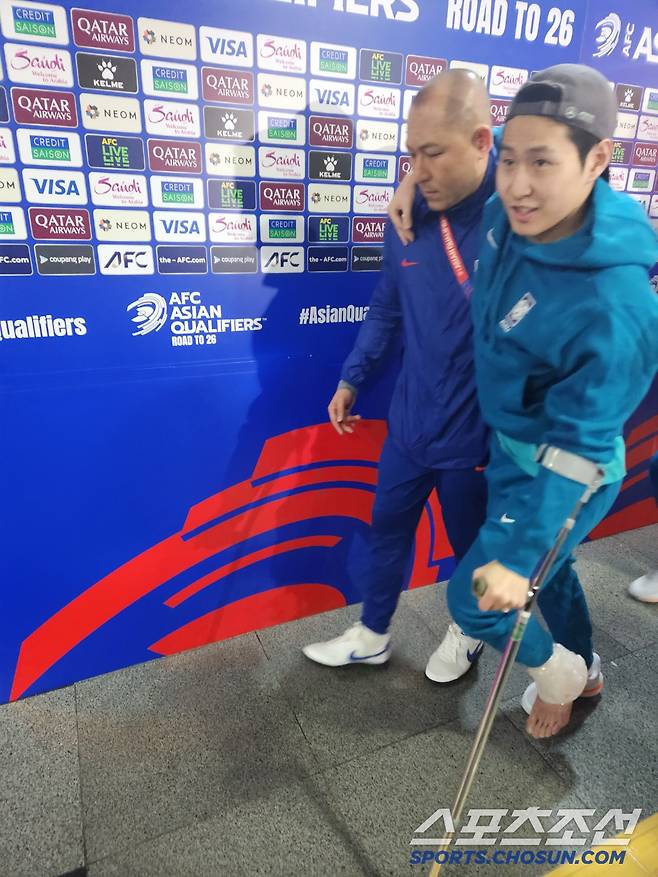 ◇목발을 하고 경기장을 빠져나가는 이강인.  김가을 기자