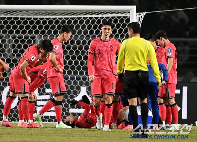 20일 고양종합운동장에서 열린 대한민국과 오만의 2026 북중미 월드컵 아시아지역 3차 예선, 이강인이 고통을 호소하고 있다. 고양=허상욱 기자wook@sportschosun.com/2025.03.20/
