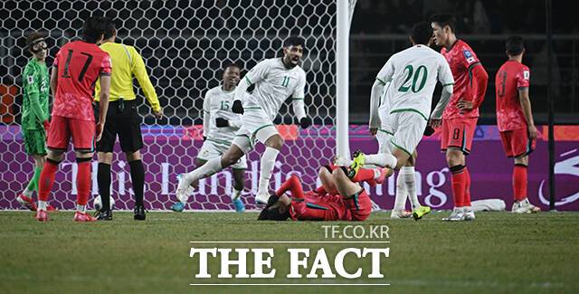 대한민국과 오만의 2026 FIFA 북중미 월드컵 3차 예선전이 20일 오후 경기 고양시 고양종합운동장에서 열린 가운데 득점 후 기뻐하는 오만 선수들 앞으로 이강인이 고통스러워 하고 있다./고양종합운동장=박헌우 기자