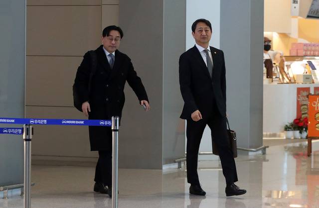 안덕근 산업통상자원부 장관은 20일(현지시각) 미국 워싱턴 D.C를 방문해 크리스 라이트 미 에너지부 장관을 만나고 민감국가 지정 문제와 관련한 한국의 우려를 전달했다. 사진은 지난달 26일 안 장관이 미국 워싱턴 DC로 출국하고 있는 모습. /뉴시스