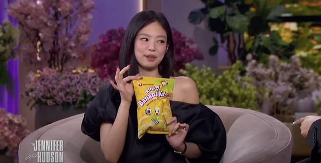 블랙핑크 제니가 유명 미국 토크쇼 '제니퍼 허드슨쇼'에 출연해 농심 바나나킥을 소개하고 있다 (출처: 제니퍼허드슨쇼 유튜브 캡처)