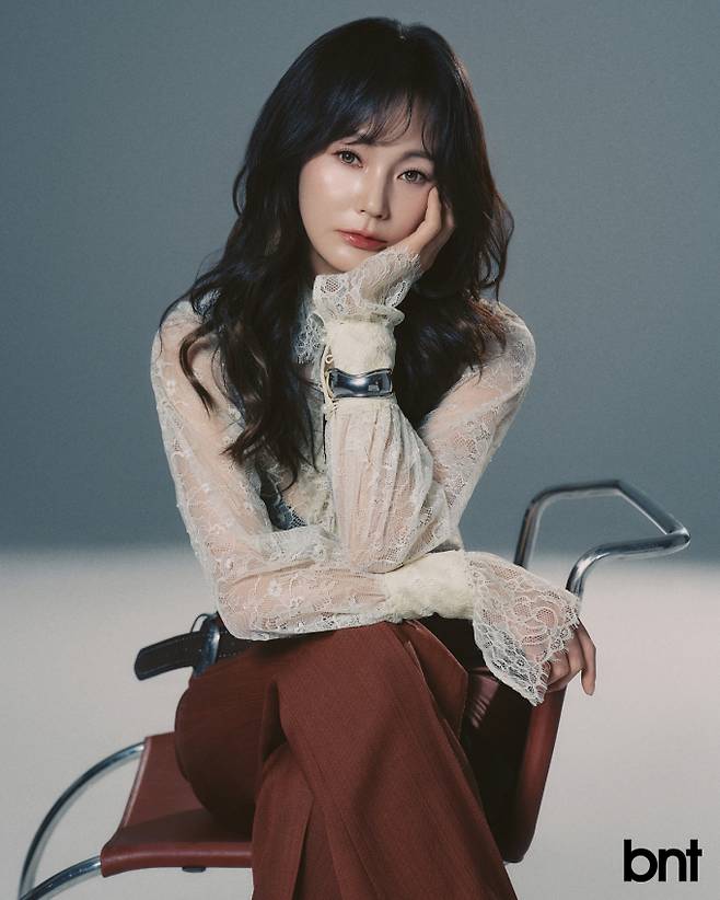 블라우스는 미드나잇쇼룸, 팬츠는 렉토, 브레이슬릿은 메트로시티 제품.