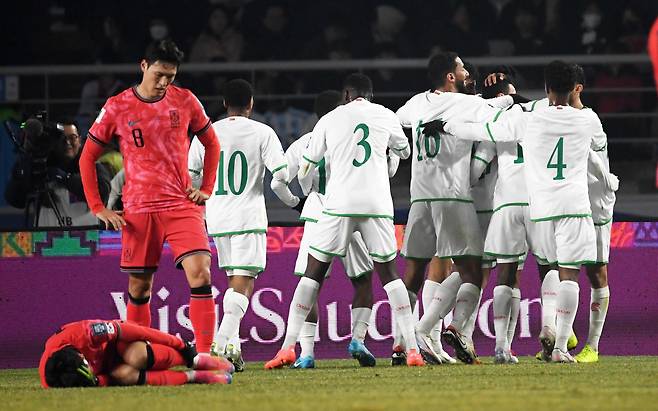 20일 고양종합운동장에서 열린 2026 FIFA 북중미 월드컵 아시아지역 3차 예선 대한민국과 오만의 경기. 이강인이 거친 태클에 넘어진 뒤 통증을 호소하고 있다./스포츠 조선