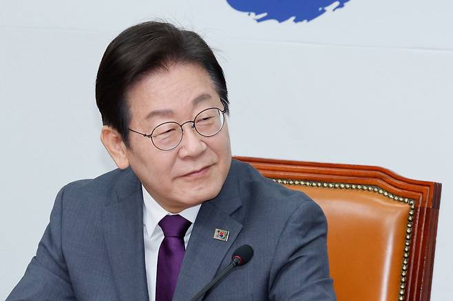 이재명 더불어민주당 대표가 21일 오전 서울 여의도 국회에서 열린 최고위원회의에서 홍성국 최고위원 발언을 듣고 있다. /뉴스1