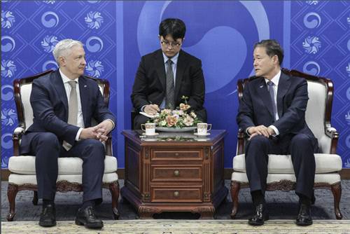 드미트로 포노마렌코 주한우크라이나 대사(왼쪽)와 김영호 통일부 장관이 대화를 나누고 있다. 통일부 제공.