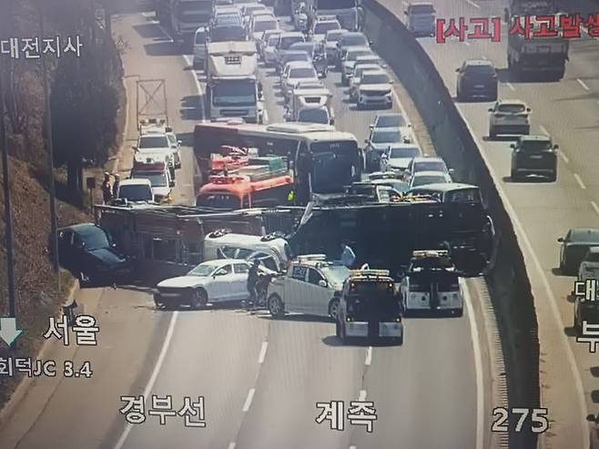 경부고속도로 ‘차량운반차량’ 전복 사고발생