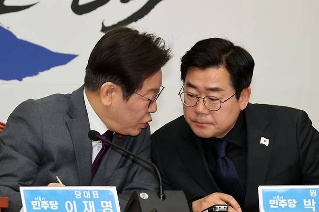 더불어민주당 이재명 대표가 21일 국회에서 열린 최고위원회의에서 박찬대 원내대표와 대화하고 있다. 사진=서동일 기자