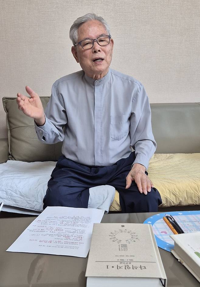 정양모 신부가 지난 15일 경기 용인의 자택에서 다석일지 주해서 출간과 관련해 한겨레와 인터뷰를 하고 있다. 조일준 선임기자 iljun@hani.co.kr