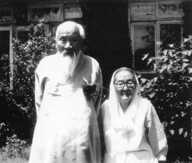 다석 류영모 선생과 부인 김효정 씨. 다석학회 누리집 갈무리