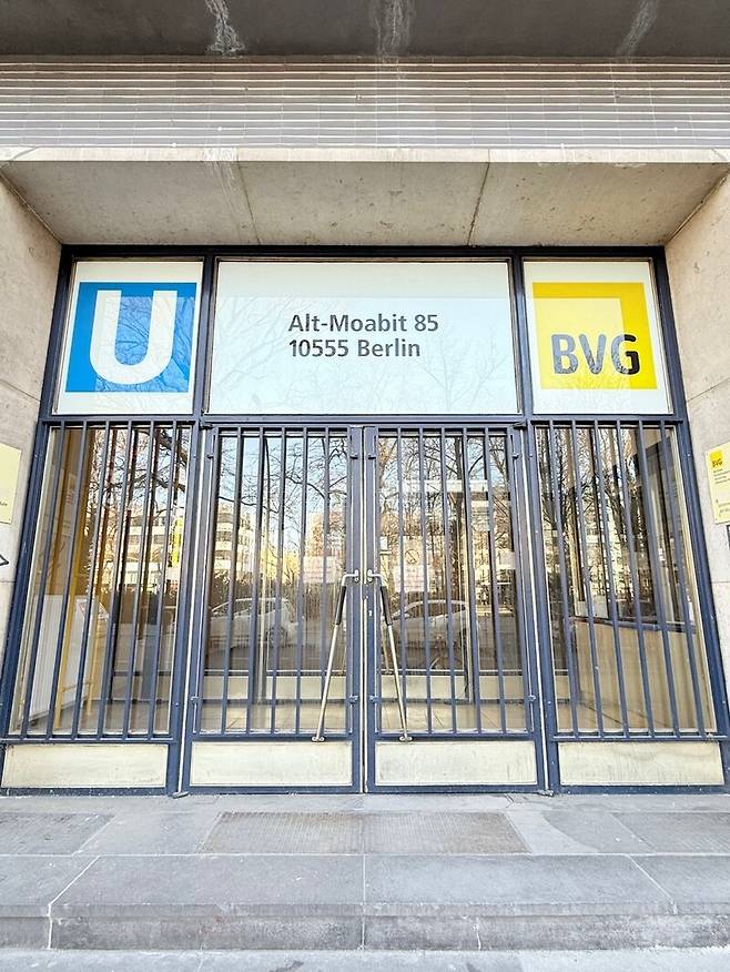 20일(현지시각) 베를린 버스와 트램, 지하철(U반) 노동자들은 임금 인상과 노동 환경 개선을 요구하며 파업을 하고 있다. 베를린 투름슈트라세 지하철역 문이 잠겨있다. 사진 장예지 특파원 penj@hani.co.kr