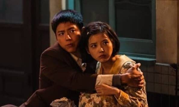 ‘폭싹 속았수다’ 2화. 오애순과 양관식이 집안 패물을 훔쳐 야반도주한 장면. 두 사람은 신혼부부로 위장해 부산에 도착하지만, 곧 위기를 맞는다. 넷플릭스 제공