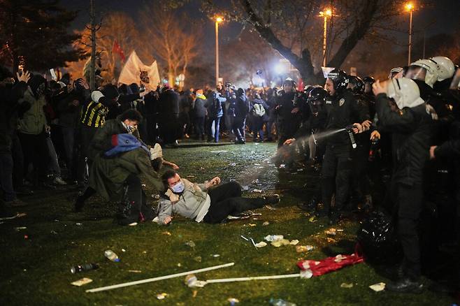 튀르키예 경찰이 20일(현지시각) 이스탄불에서 에크렘 이마모글루의 체포에 항의하는 시위대에 후추 스프레이를 사용하고 있다. 이스탄불/AP 연합뉴스