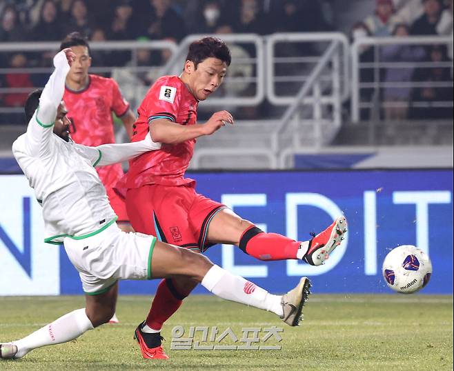 2026 FIFA 북중미 월드컵 아시아지역 3차 예선 B조 조별리그 7차전 대한민국과 오만의 경기가 20일 오후 경기 고양시 고양종합운동장에서 열렸다. 전반 황희찬이 선제골을 넣고 있다. 고양=김민규 기자 mgkim1@edaily.co.kr /2025.03.20/