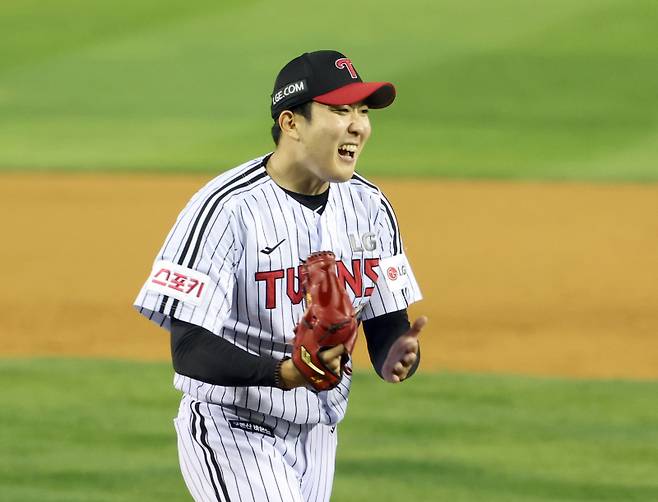 11일 오후 잠실야구장에서 열린 KT위즈와 LG트윈스의 2024 신한쏠뱅크 KBO포스트시즌 준플레이오프 5차전. LG 투수 손주영이 8회 KT 로하스를 삼진아웃시키고 이닝을 종료하며 기뻐 하고있다. 잠실=정시종 기자 capa@edaily.co.kr /2024.10.11.