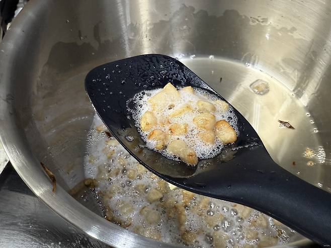 ▲ 알고 보니 약한 불에서 오래 기름을 빼야 하더라고요