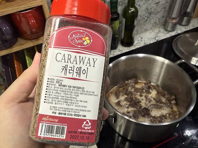 ▲ 유럽풍(?) 스튜 향을 내는 데 빠지면 안된대서 사봤습니다. 
캐러웨이와 훈제 파프리카 가루는 필수인 것 같아요