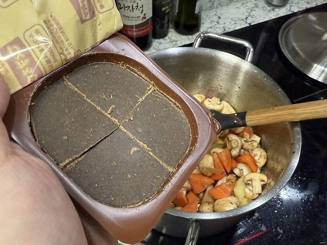 ▲ 오래 걸리는 육수는... 하이라이스 큐브의 힘을 빌립니다