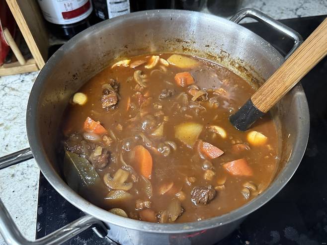 ▲ 농도는 밀가루 대충 풀어서 맞춰주고, 오랜 시간 푹 끓이면 완성!