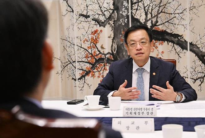 최상목 대통령 권한대행 부총리 겸 기획재정부 장관이 지난 10일 서울 종로구 정부서울청사에서 열린 '대외경제현안간담회'를 주재하고 있는 모습. (기획재정부 제공)