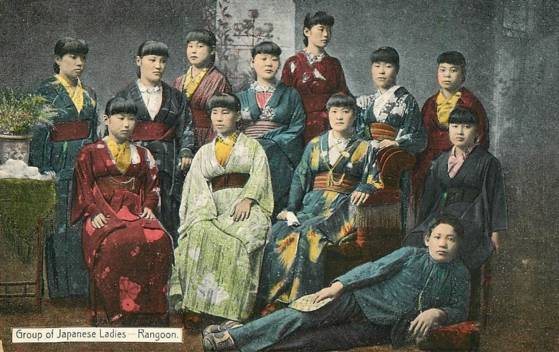 미얀마 랑군(현 양곤)의 일본인 성매매 여성들. 연대 미상. [사진 윤상인]