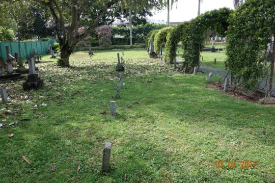 싱가포르의 일본인 추모공원. 묘석의 절반 이상이 성매매 여성의 것이다. 관리가 제대로 되지 않아 반듯하게 서있는 묘석이 드물다. [사진 윤상인]