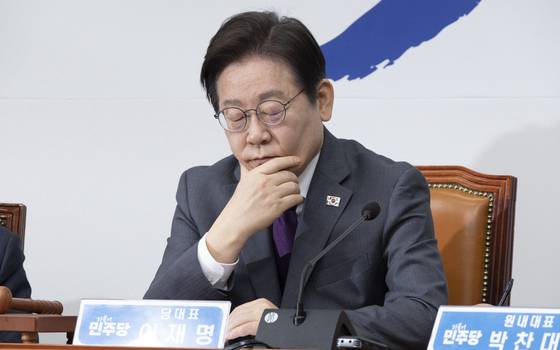 이재명 더불어민주당 대표가 21일 오전 국회에서 열린 최고위원회의에 참석해 생각에 잠겨있다. 임현동 기자