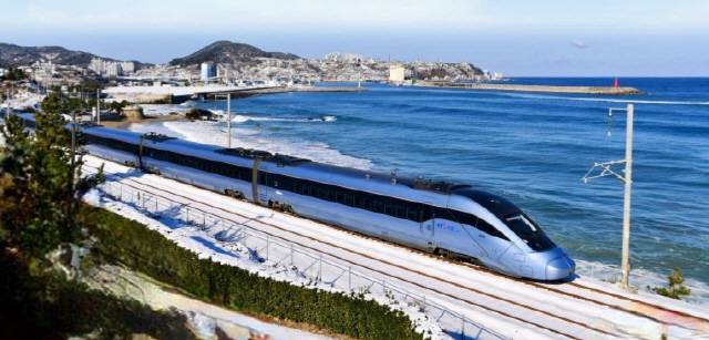 ▲ 오는 29일부터 동해역을 오전 7시 15분 출발하는 청량리역행 ‘KTX-이음 첫차’와 청량리역을 오후 8시 15분에 출발하는 동해역행 ‘KTX-이음 막차’가 매일 상·하행 한편씩 증편 운행된다. KTX 동해선 열차 모습.