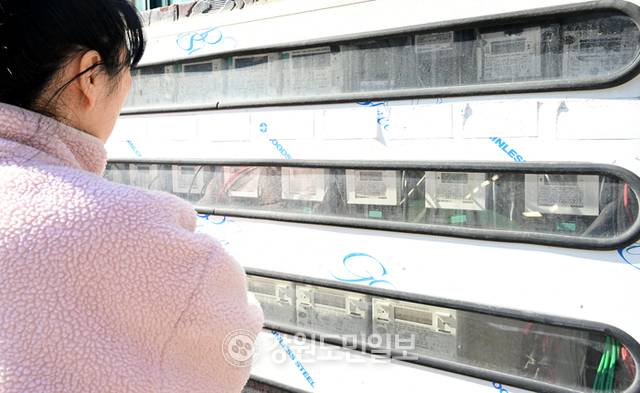 ▲ 춘천 효자동에서 한 시민이 전기계량기를 확인하고 있다. 강원도민일보 자료사진