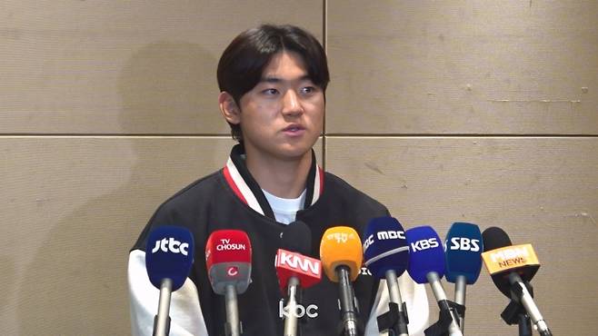 ▲ 20일 서울 롯데호텔월드에서 열린 2025 KBO 프로야구 미디어데이 백브리핑에서 취재진과 만난 김도영&nbsp;