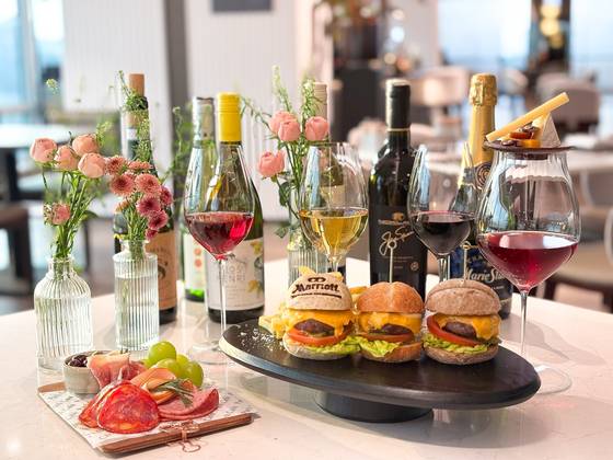 Yeouido Park Centre, Seoul – Marriott Executive Apartments in Yeongdeungpo District, western Seoul, is set to host the 2025 Cherry Blossom event in its first-floor lobby on April 5 and 6. [YEOUIDO PARK CENTRE]