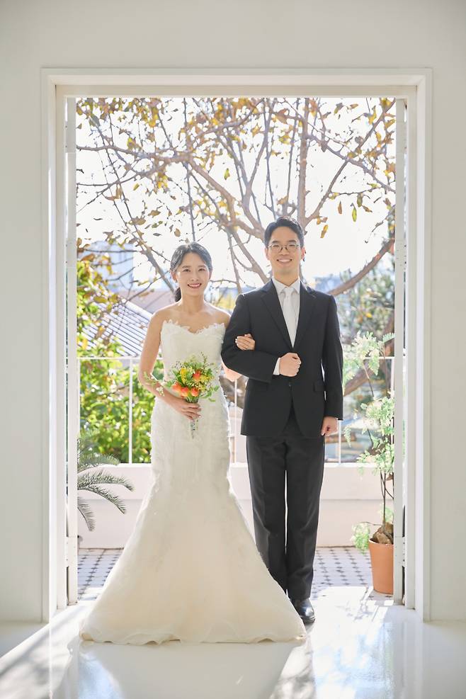 안형준 5단(오른쪽)이 품절남 대열에 합류했다.