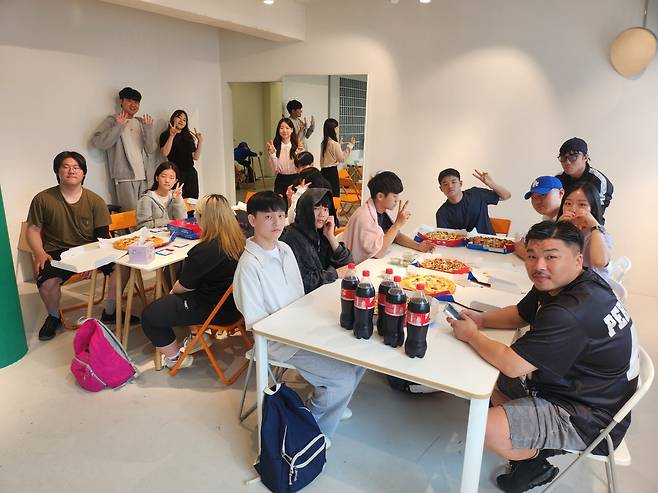 소울브릿지학교 재학생들과 반승환 목사(맨 왼쪽)가 지난해 여름 서울 성동구 교실에서 함께 피자를 먹는 사진. 소울브릿지학교 제공