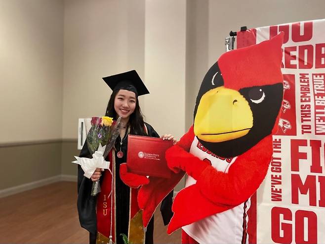 위현서씨가 2022년 5월 미국 일리노이주 일리노이주립대학교 졸업식에서 찍은 기념사진. 홀리씨즈교회 제공
