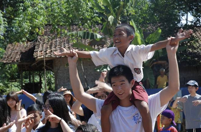 윤주환씨가 2013년 여름 독수리기독학교가 진행한 인도네시아 단기선교에서 한 아이를 목말 태우고 있는 모습. 독수리기독학교 제공