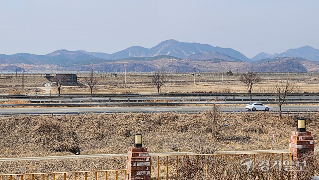 파주 탄현면 대동리와 임진강을 사이에 두고 600여m 떨어진 황해북도 봉산군 토성리 야산에 북한 대남방송 확성기가 설치돼 가동되고 있다. 김요섭기자