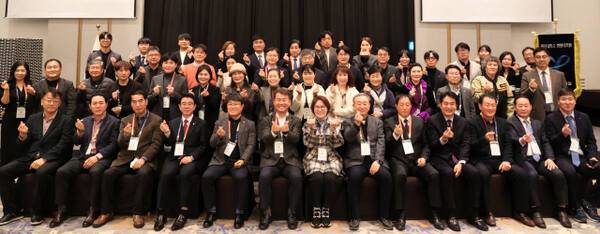 지난 20일 오후 용인특례시 기흥ICT밸리 플로리아홀에서 열린 용인대 제41기 최고경영자과정 개강식에 참석한 원우 및 관계자들이 기념촬영을 하고 있다. 용인대 제공