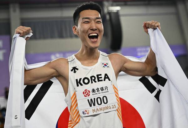 21일 중국 장쑤성 난징의 유스올림픽스포츠파크에서 벌어진 2025 세계실내육상선수권대회 남자 높이뛰기서 우승한 우상혁이 태극기를 들고 환호하고 있다. 로이터=연합뉴스