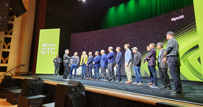 20일(현지시간) 미국 캘리포니아주 산호세 컨벤션 센터에서 열린 GTC2025 일환으로 개최된 양자 데이에서 젠슨 황 엔비디아 CEO가 양자컴퓨팅 분야 참석자들과 대화를 하고 있다. <매일경제>