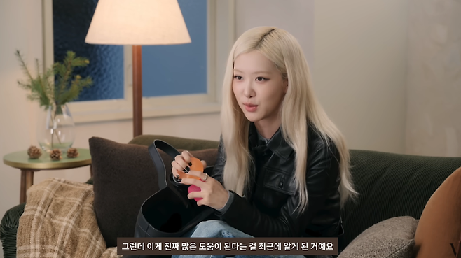 가수 로제가 스트레스볼에 대해 소개하고 있다.[사진 출처 = VOGUE KOREA 유튜브 캡처]