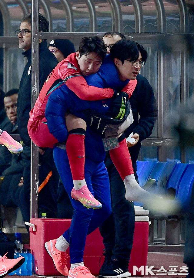 부상으로 업혀 나가는 이강인. 사진=김영구 기자