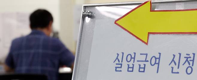 (서울=뉴스1) 김성진 기자 = 정부가 구직급여(실업급여) 반복수급을 막기 위해 5년 간 세 번 이상 실업급여를 받고 다시 신청하는 경우 급여액을 최대 50%까지 삭감하는 법 개정을 재추진한다. 또 실업급여 수급자가 많이 발생한 사업장에 보험료 추가 부과도 추진할 예정이다. 16일 고용노동부에 따르면 정부는 이날 오전 서울 용산 대통령실에서 국무회의를 열고 이 같은 내용을 담은 고용보험법과 고용산재보험료징수법 개정안을 심의·의결했다. 사진은 이날 서울 마포구 서울서부고용복지플러스센터를 찾은 구직자들이 실업급여 상담을 기다리는 모습. 2024.7.16/뉴스1 Copyright (C) 뉴스1. All rights reserved. 무단 전재 및 재배포, AI학습 이용 금지. /사진=(서울=뉴스1) 김성진 기자